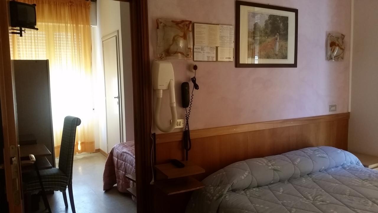 Hotel Pecci Rimini Bagian luar foto